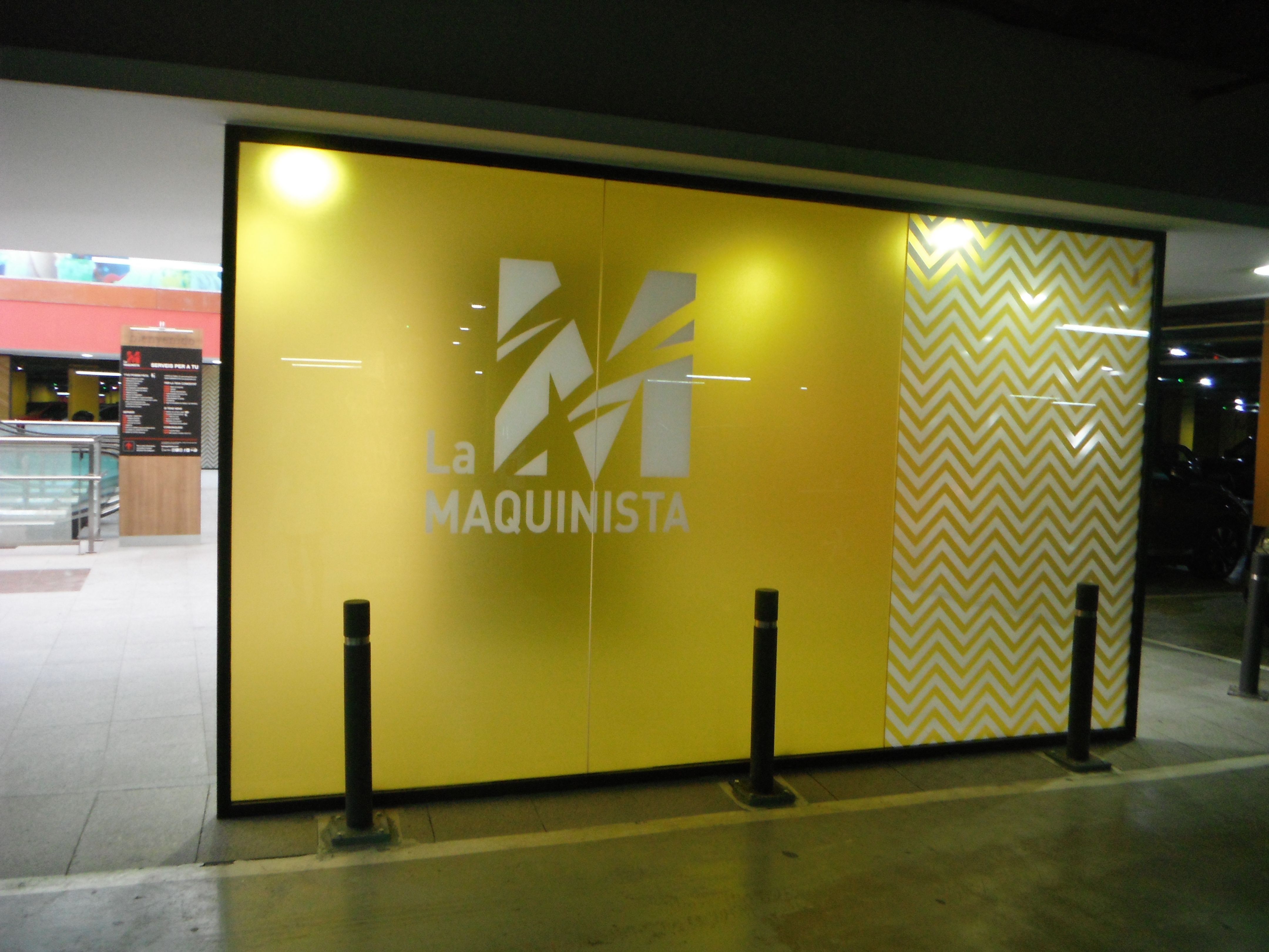 Rotulación de vinilos en cristales parking La Maquinista. Impresión Ecológica - Sabaté Barcelona