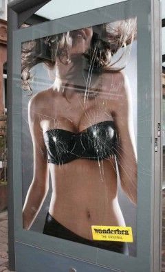 Street marketing mupi Wonderbra